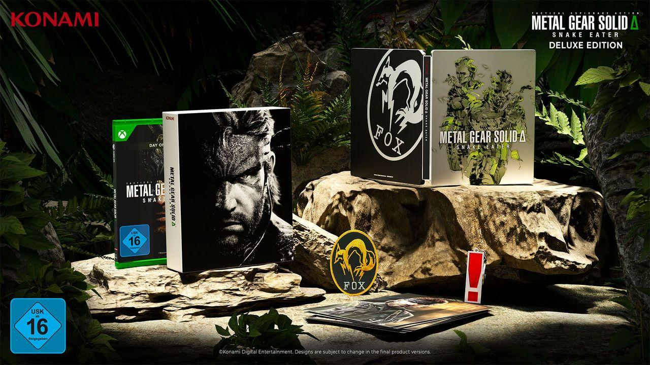 Metal Gear Solid Δ: Snake Eater Deluxe Edition-Boxen, Patches und Karten auf einem Felsen, umgeben von Blättern und einem Dschungel.