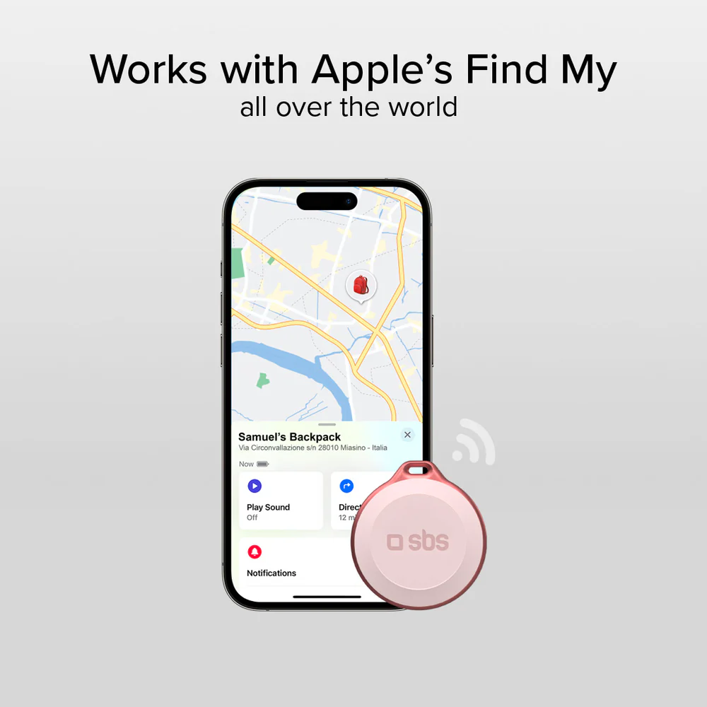 Ein Telefon zeigt eine Karte mit dem Standort eines Rucksacks. Ein rosa SBS-Tracker wird angezeigt, der seinen Standort anzeigt. Der Text lautet 'Works with Apple'.