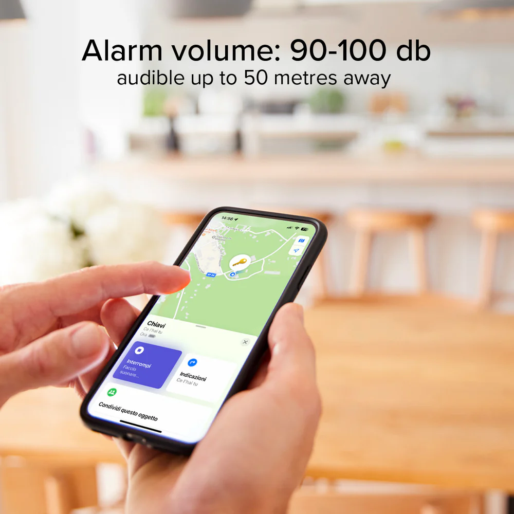 Hände halten Smartphone mit Karten-App. Der Bildschirm zeigt einen Standort und Optionen.