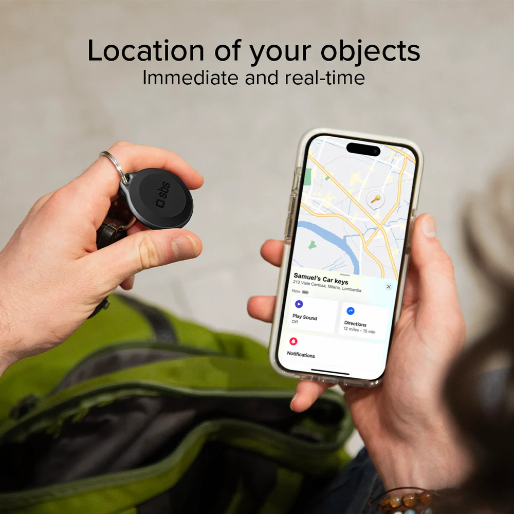 Hand hält ein Telefon mit Karte und Schlüsselanhänger. Text sagt 'Ortung Ihrer Objekte'.