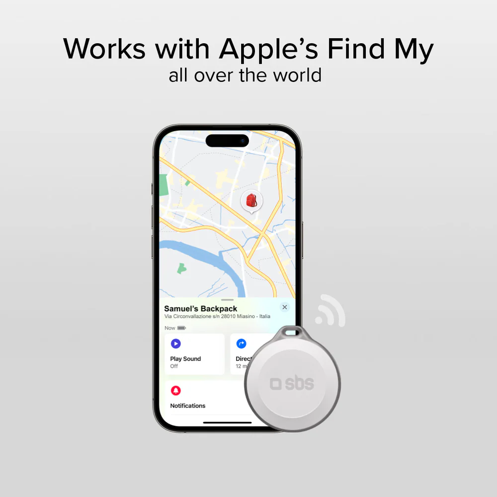 Ein iPhone zeigt eine Karte mit einem Rucksacksymbol. Ein weißer Tracker mit dem SBS-Logo befindet sich neben dem Telefon.