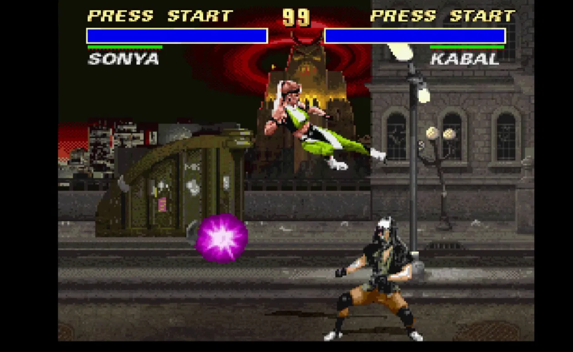 Mortal Kombat-Szene mit Sonya und Kabal im Kampf. Sonya tritt in der Luft, Kabal ist kampfbereit. Stadtkulisse.