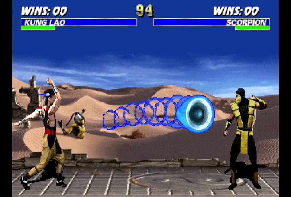 Mortal Kombat-Szene mit Kung Lao, der Scorpion mit einem blauen Energieprojektil in einer Wüstenumgebung angreift.