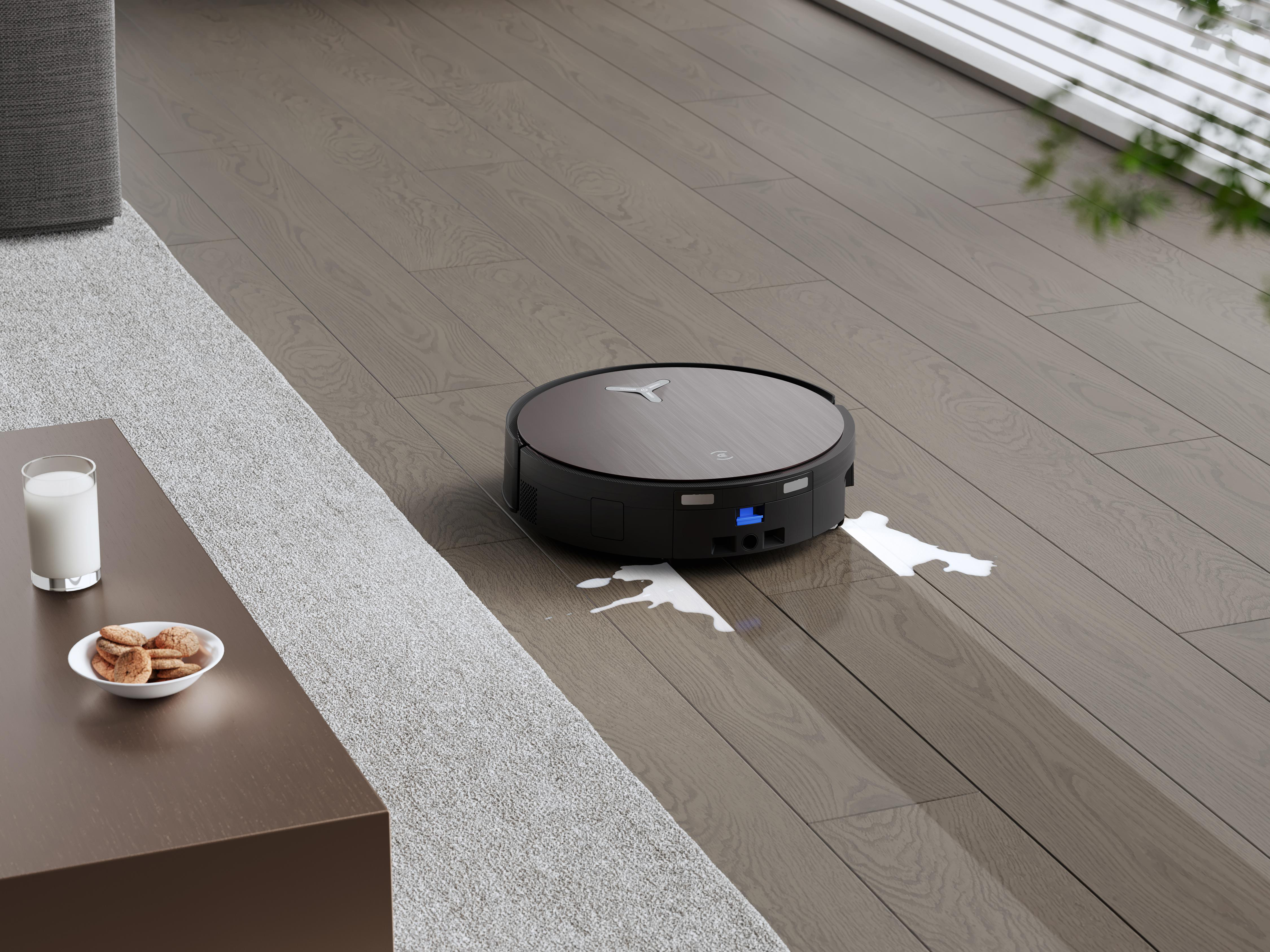 Ein Roboterstaubsauger reinigt einen Holzboden, in der Nähe ist Milch verschüttet. Ein Tisch mit Keksen und Milch steht links.