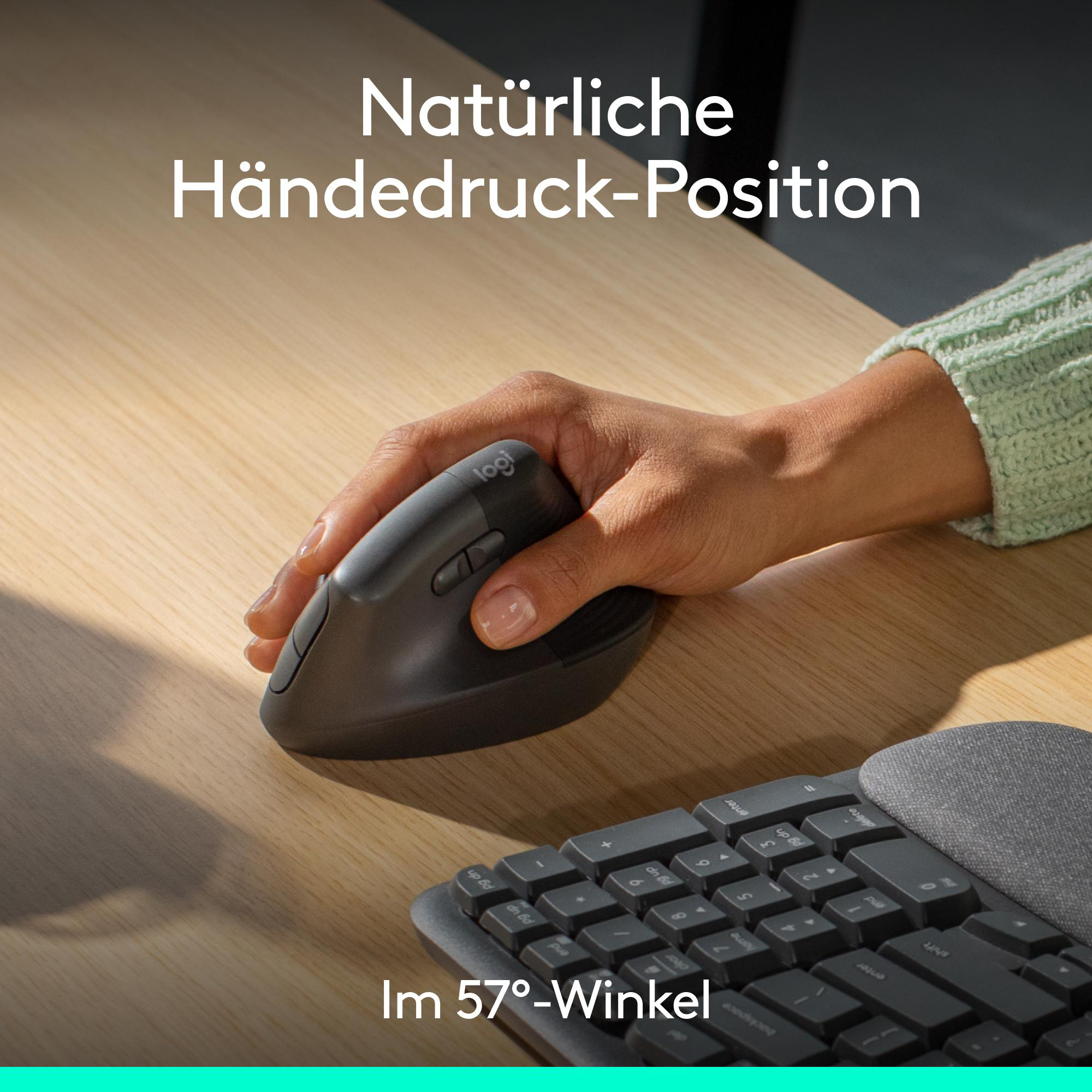 Eine Hand hält eine vertikale Maus auf einem Schreibtisch in der Nähe einer Tastatur. Text auf Deutsch: Natürliche Handdruckposition und Im 57°-Winkel.