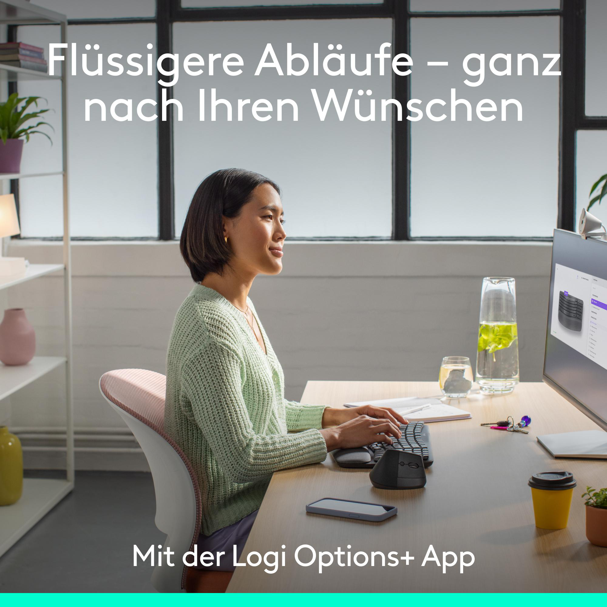 Eine Frau arbeitet an einem Schreibtisch mit einem Computer. Tastatur, Maus, Telefon und Kaffeetasse sind sichtbar. Text: 'Logi Options+'.
