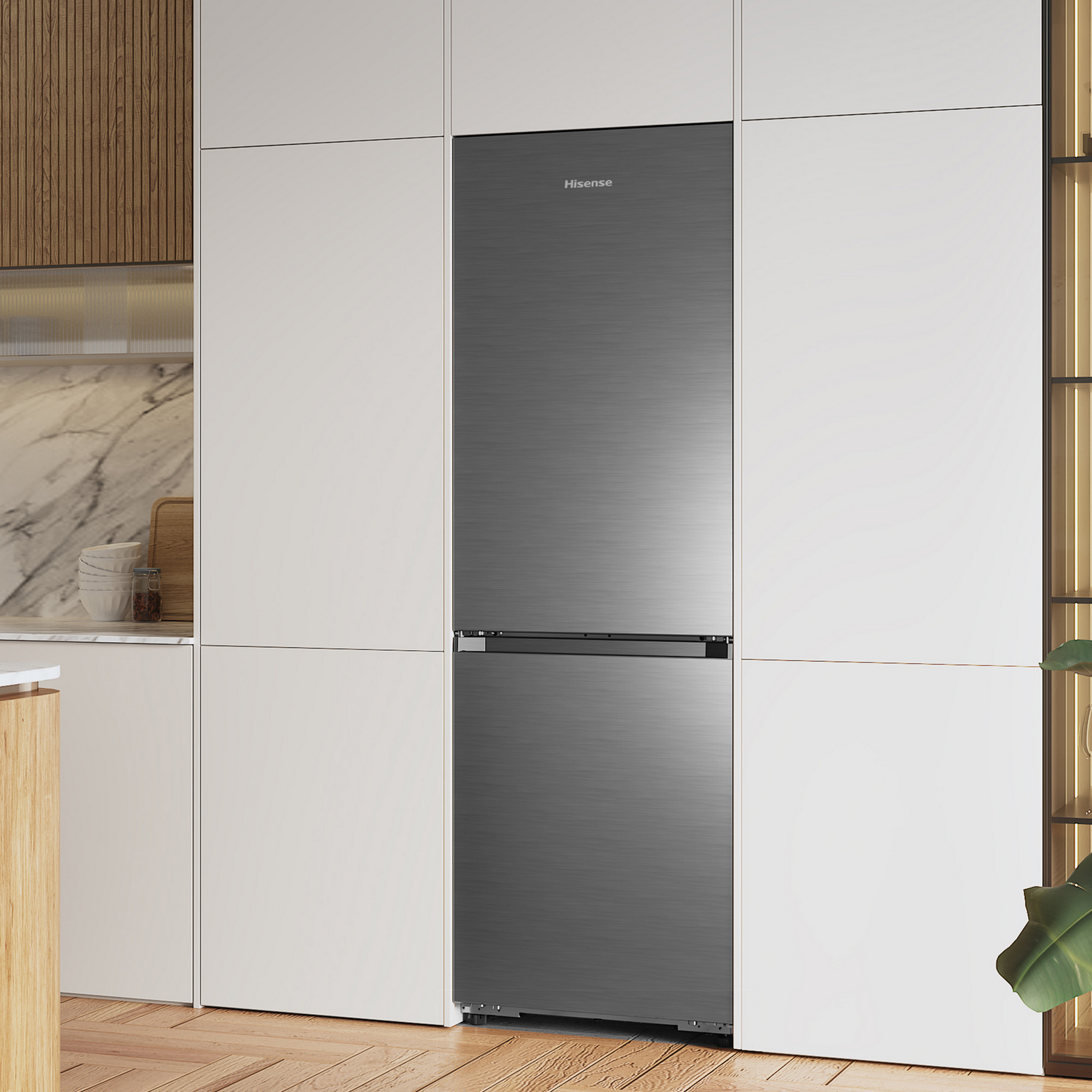 Un refrigerador Hisense de acero inoxidable en una cocina blanca moderna. Armarios y suelos de madera. Encimera de mármol en el fondo.