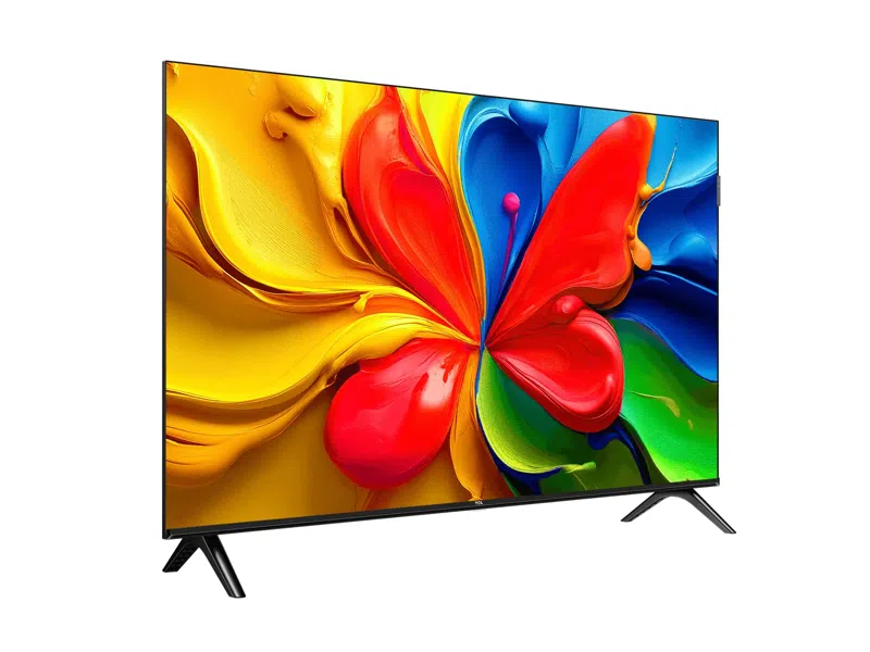 Egy TCL TV színes absztrakt festményt jelenít meg. A festmény sárga, piros, kék és zöld ecsetvonásokat mutat fehér háttéren.