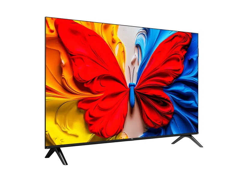 Egy TCL TV egy élénk pillangóképet jelenít meg piros és kék szárnyakkal sárga és fehér háttéren. A TV-nek fekete lábai vannak.