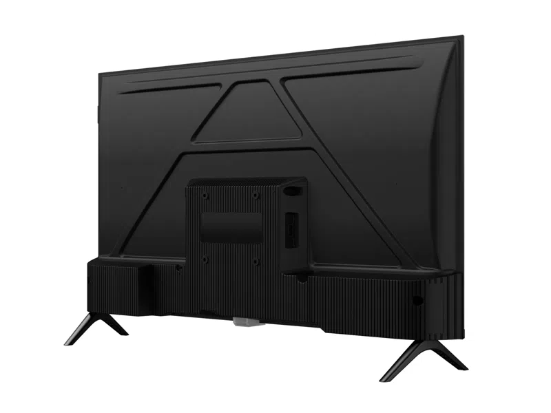 Egy fekete síkképernyős TV hátulról, két lábbal. Jellemzői közé tartozik egy központi panel portokkal és egy texturált alsó rész.