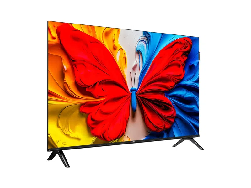 A TCL TV színes pillangó műalkotást jelenít meg. Piros, kék, sárga és fehér festékvonások alkotják a pillangót a képernyőn.