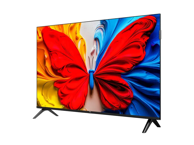 A TCL TV egy színes pillangót jelenít meg. A piros szárnyak dominálnak, kék és sárga részletekkel. A TV fekete lábakkal és fehér háttérrel rendelkezik.