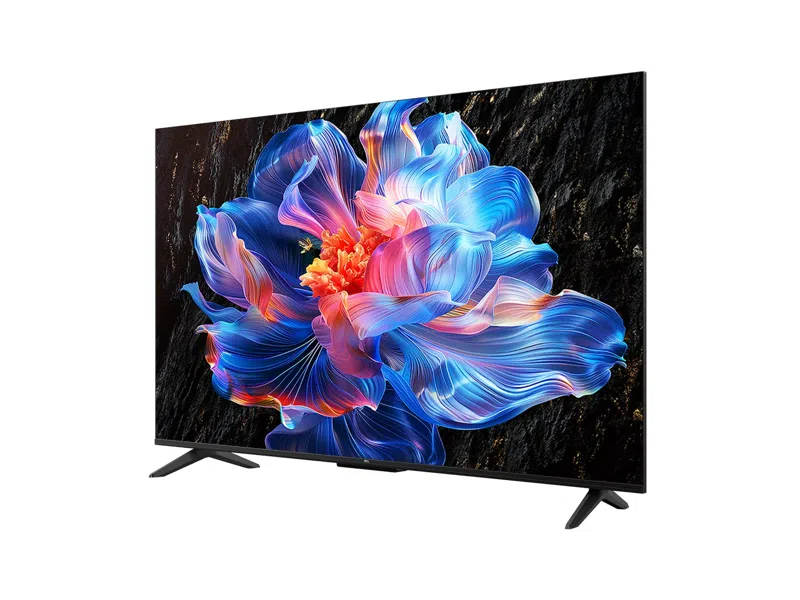 A TV színes virágmintát mutat sötét háttér előtt. A TV fekete lábakkal és kerettel rendelkezik. Fehér háttéren van.