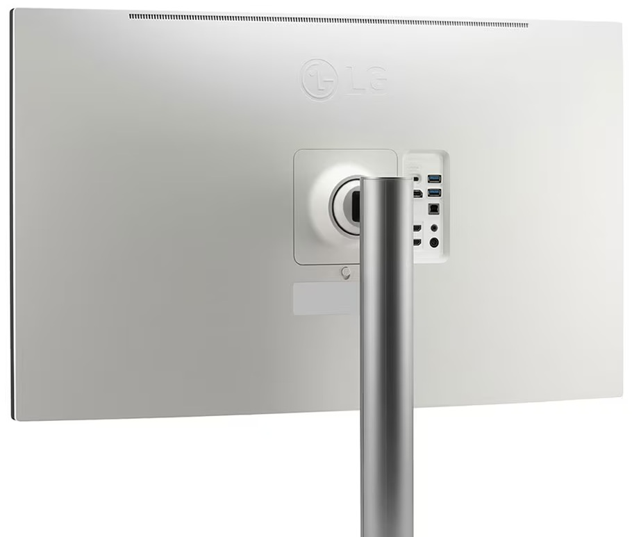 Widok z tyłu monitora LG. Srebrna podstawa wspiera biały tylny panel z logo LG. Widoczne porty i podstawa.