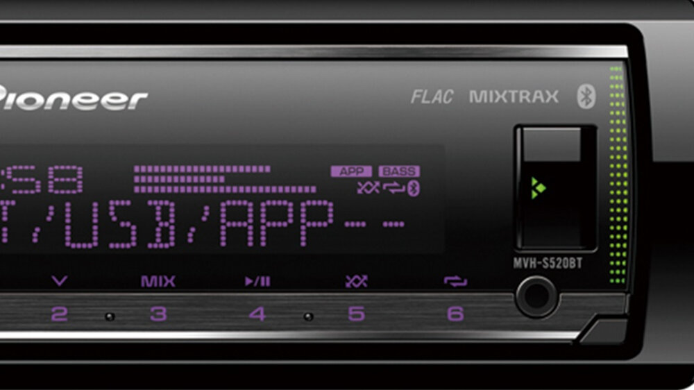 Radio samochodowe Pioneer z fioletowym wyświetlaczem pokazującym opcje USB i APP. Ma kilka przycisków i pokrętło głośności. Wyświetlacz pokazuje inne dane.