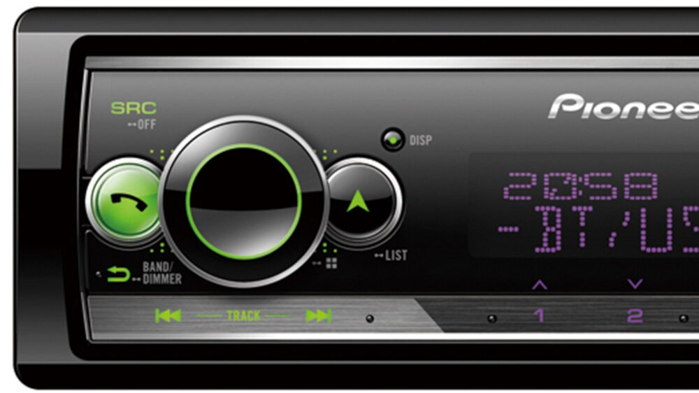 Radio samochodowe Pioneer wyświetla godzinę i BT/USB. Ma przyciski i pokrętło. Tekst wyświetlany jest na czarnym tle w kolorze fioletowym.