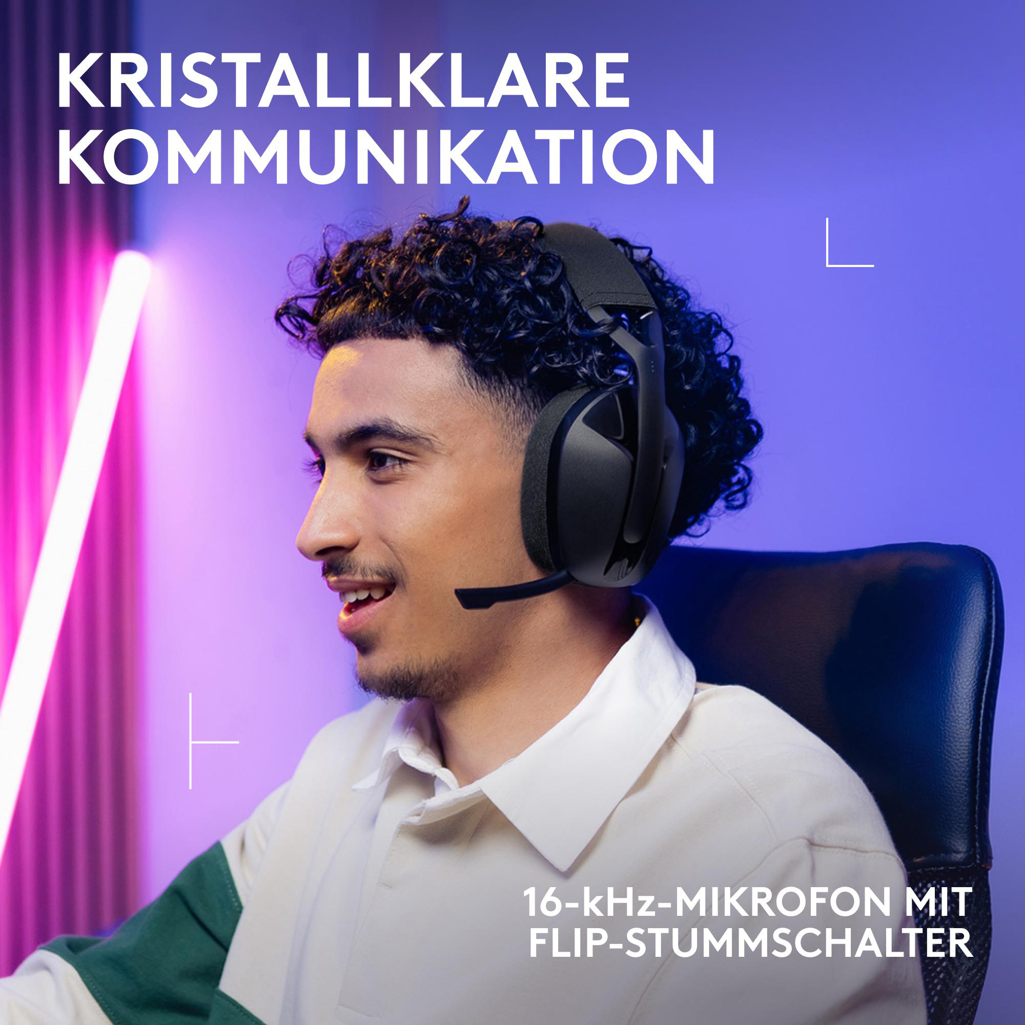 Ein Mann mit schwarzem Headset und Mikrofon. Er lächelt, der Hintergrund ist ein lila und rosa Farbverlauf.