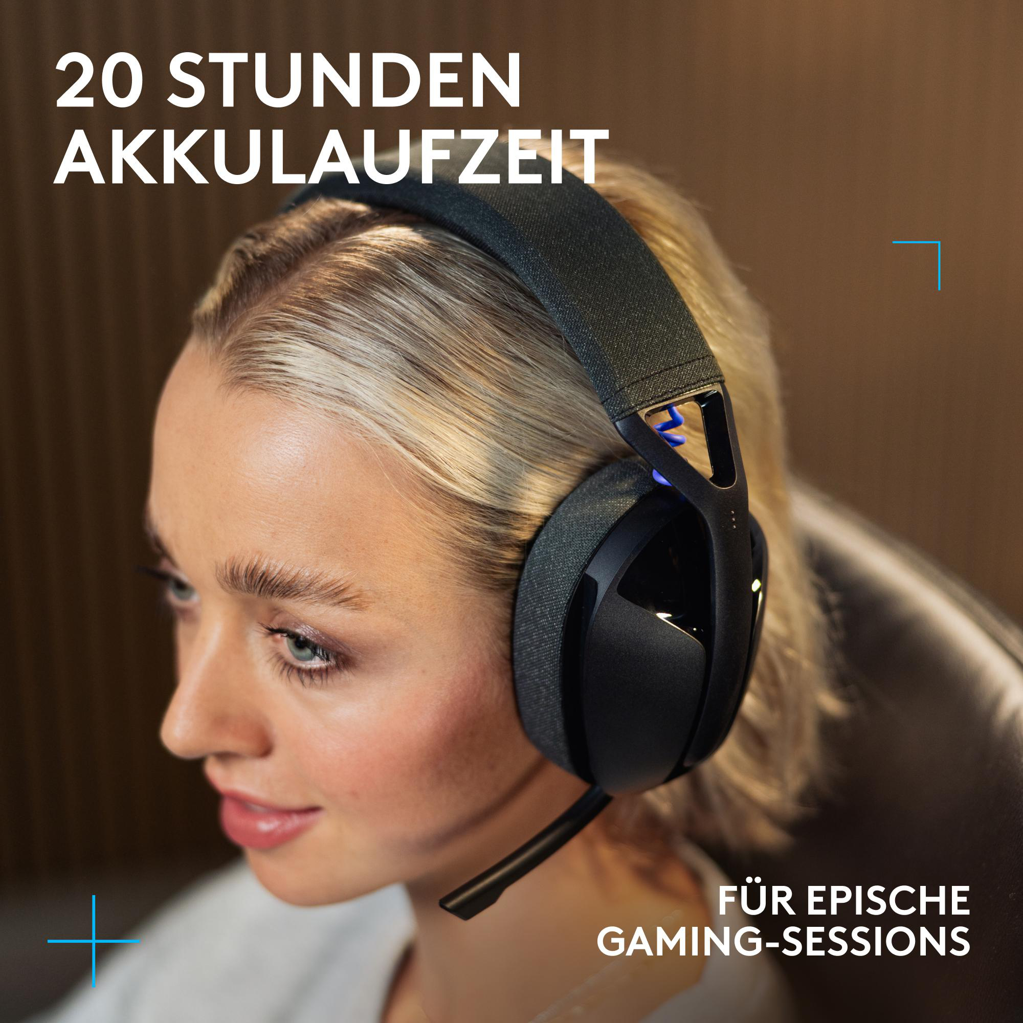 Eine Frau mit schwarzen Kopfhörern, Text lautet: 20 Stunden Akku, für epische Gaming-Sessions. Blondes Haar, brauner Hintergrund.