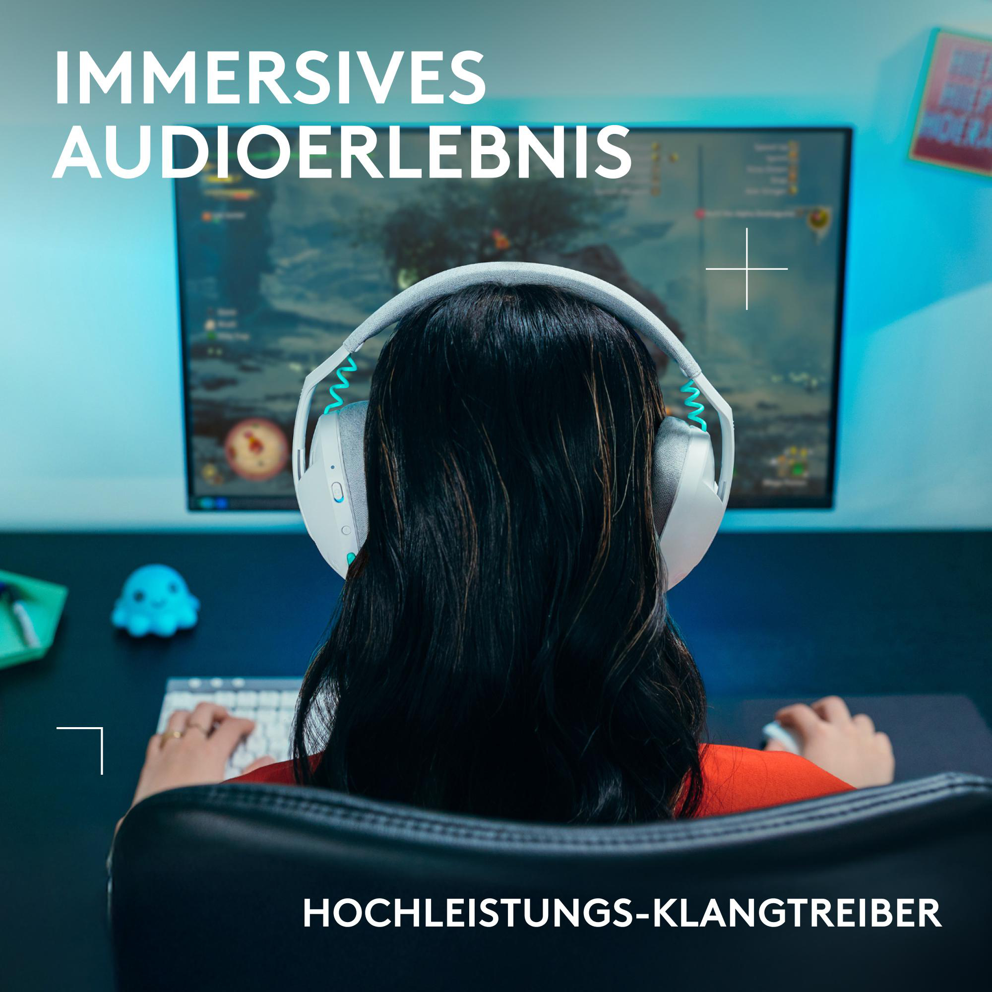 Eine Person, die Kopfhörer trägt, spielt. Sie benutzt Tastatur und Maus, im Hintergrund ist ein Bildschirm. Die Szene ist blau.