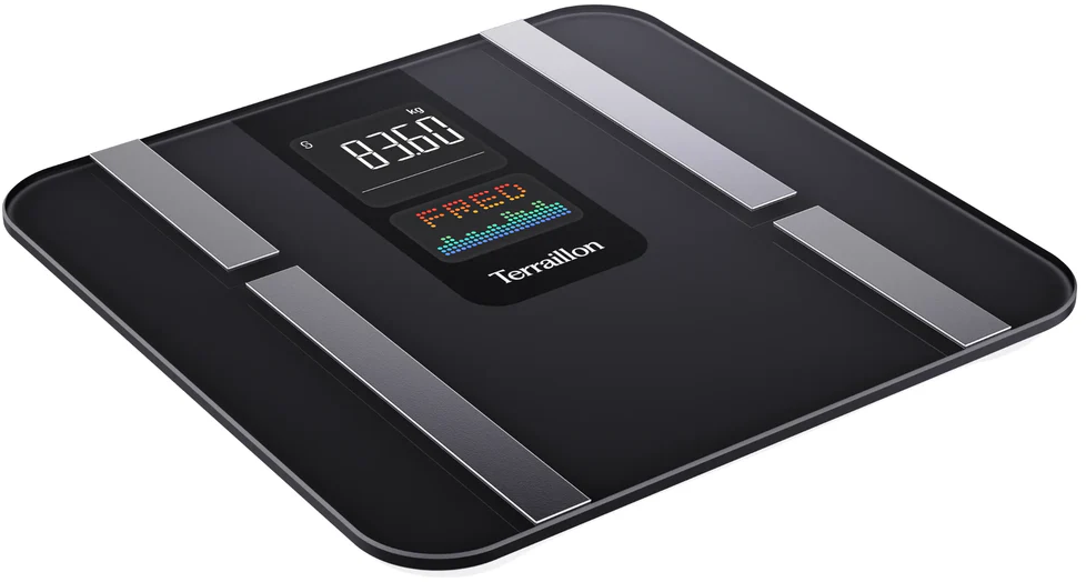 Balance numérique noire affiche le poids, 83,60 kg. Elle a un écran avec des données colorées. La marque est Terraillon.