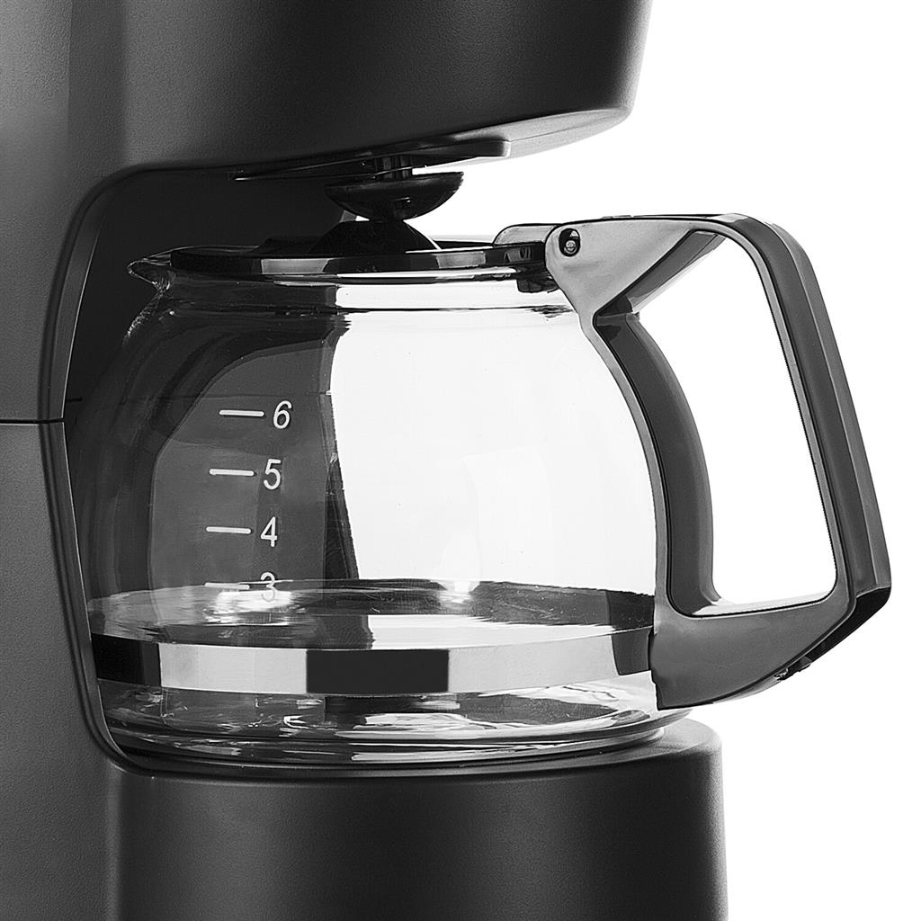 Primo piano di una macchina da caffè con una caraffa di vetro. La caraffa ha acqua all'interno e segni di misurazione. La maniglia è visibile.