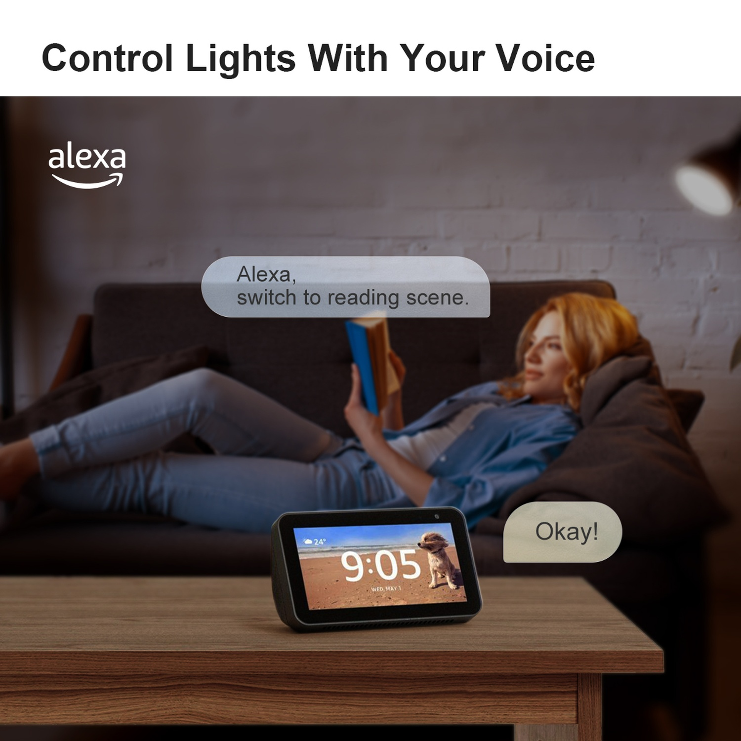 Vrouw op bank met Alexa-apparaat. Alexa reageert 'Oké!' na stemcommando. Het is 9:05 uur.