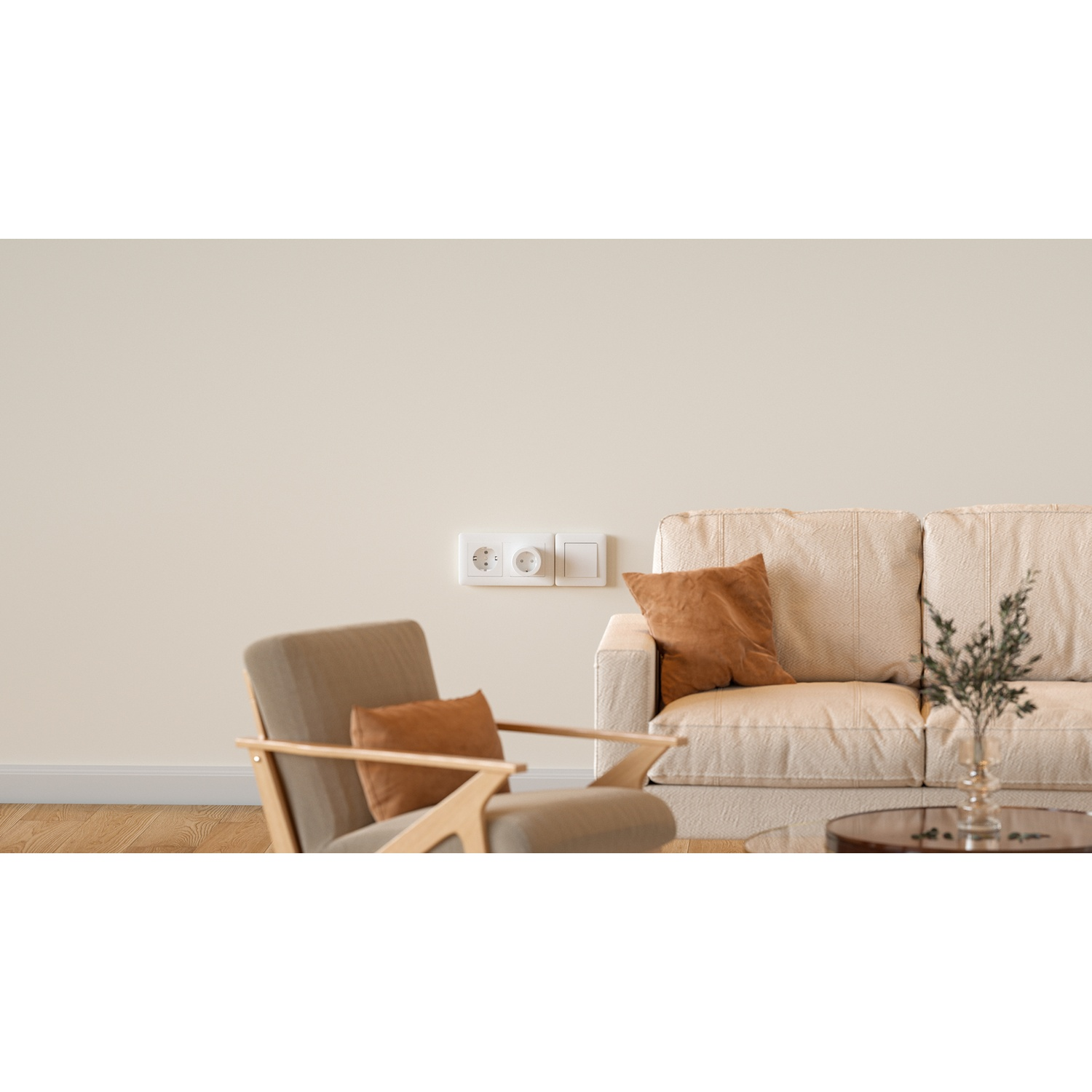 Een beige woonkamer met een bank, stoel en salontafel. Bruine kussens en een vaas met groen voegen kleur toe. Stopcontacten aan de muur.