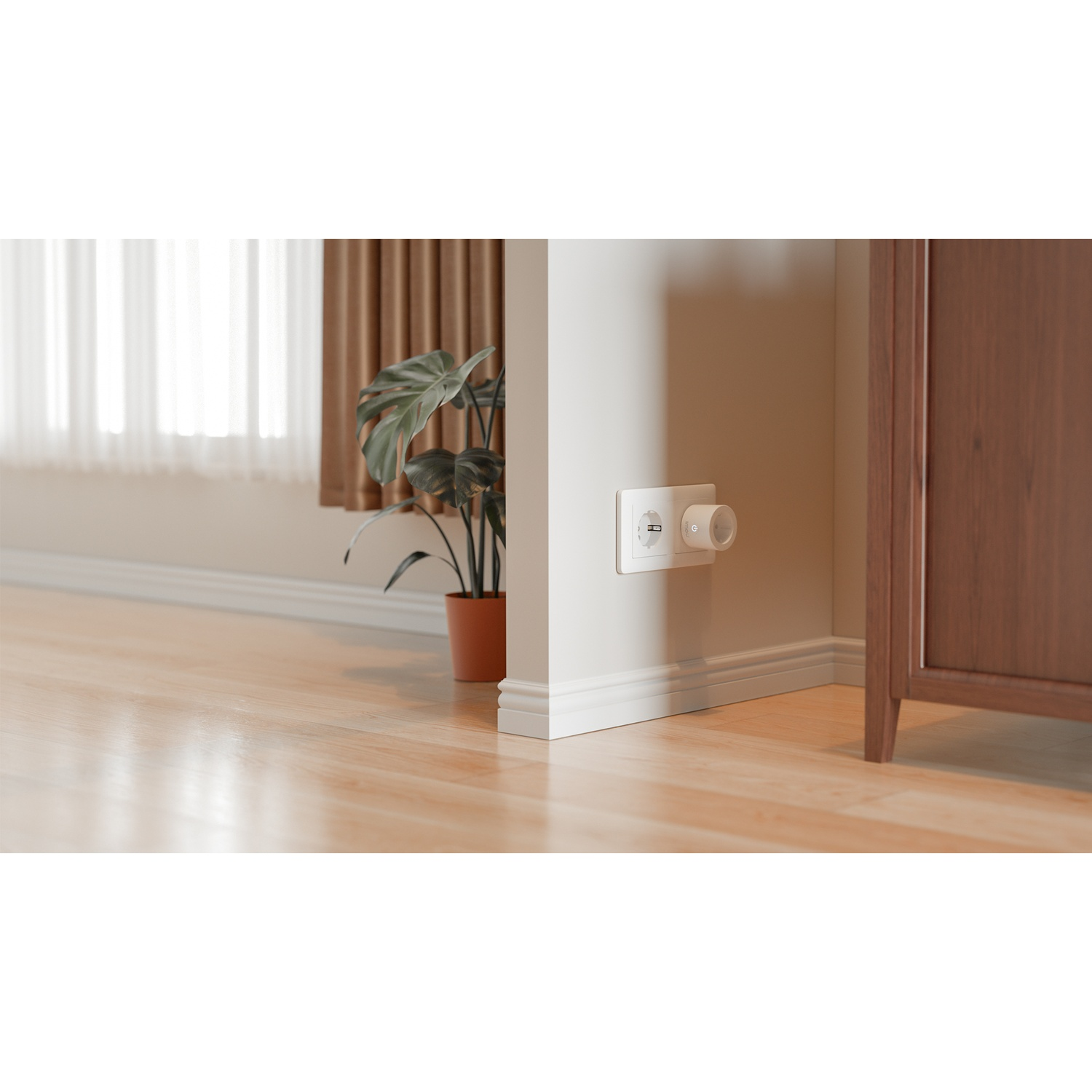 Een hoek van een kamer met een stopcontact, een plant en een houten kast. Licht komt door een raam met gordijnen.