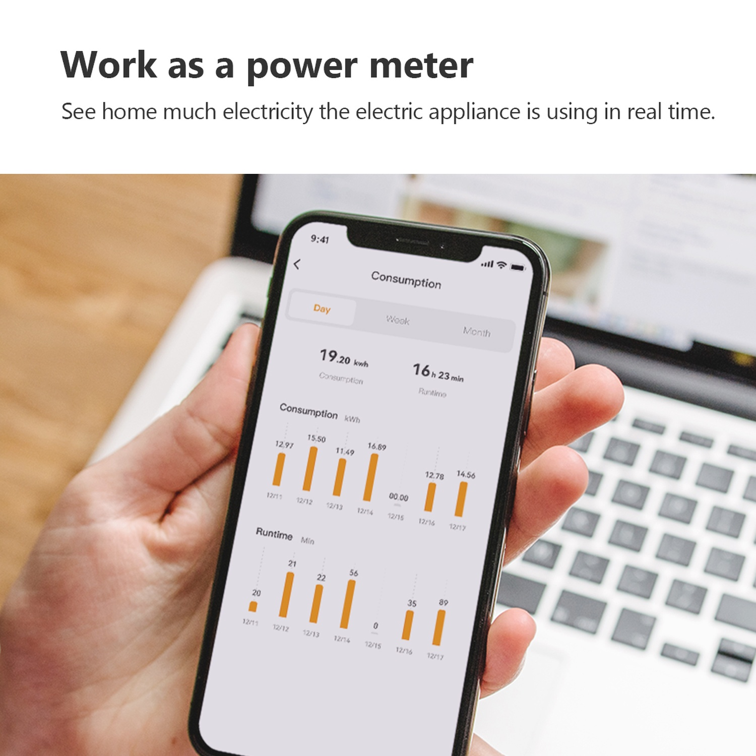 Een hand houdt een telefoon vast met gegevens over het elektriciteitsverbruik. Een toetsenbord van een laptop staat op de achtergrond. Het scherm toont grafieken.