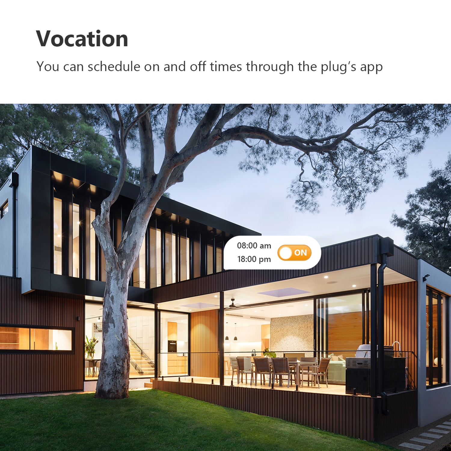 Een modern huis met glazen wanden en een houten terras. Een grote boom staat ervoor. De tekst zegt 'Vocation' en planning info.