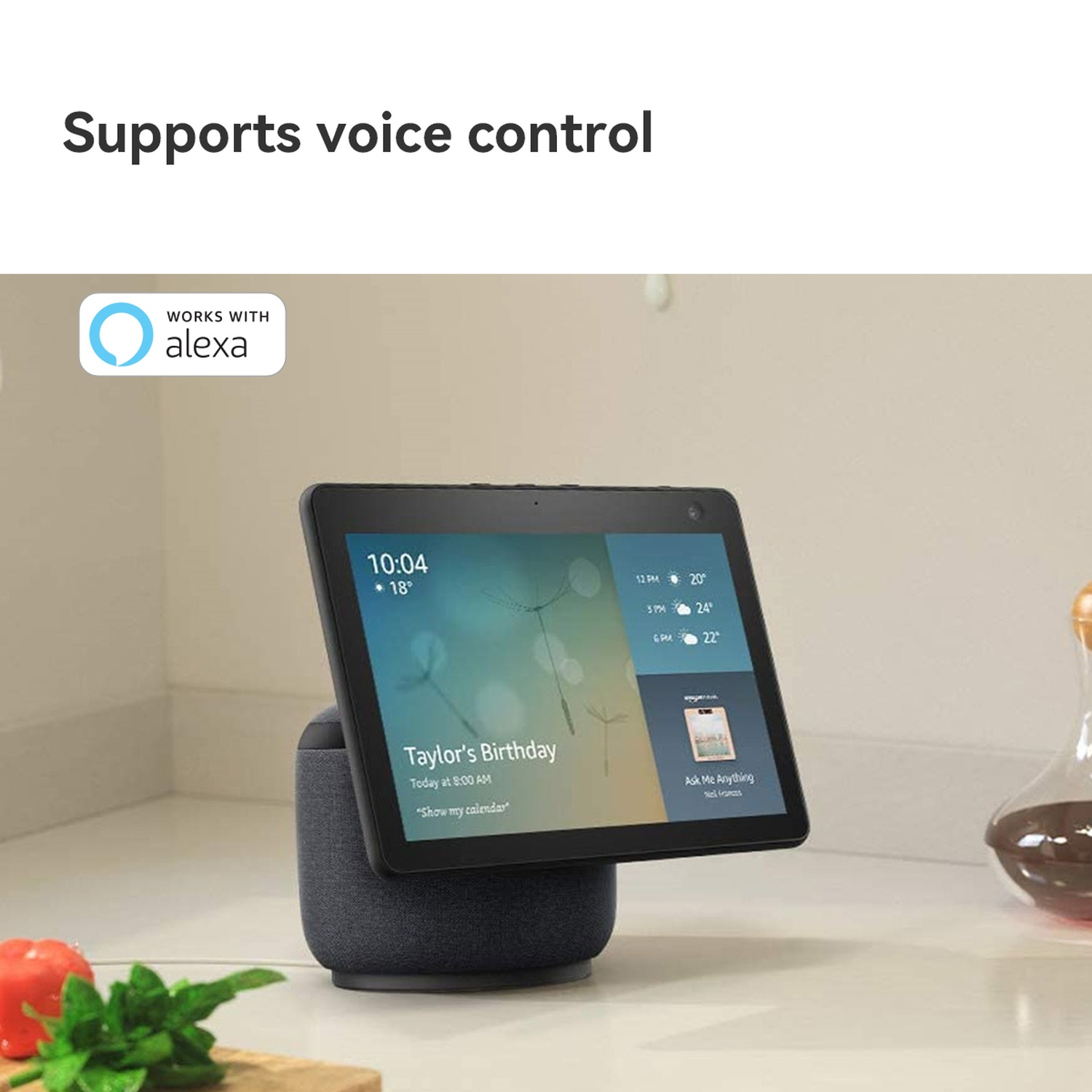 Een smart home-apparaat met scherm toont tijd en weer. Het staat op een donkere basis en heeft een scherm met een verjaardagsherinnering.