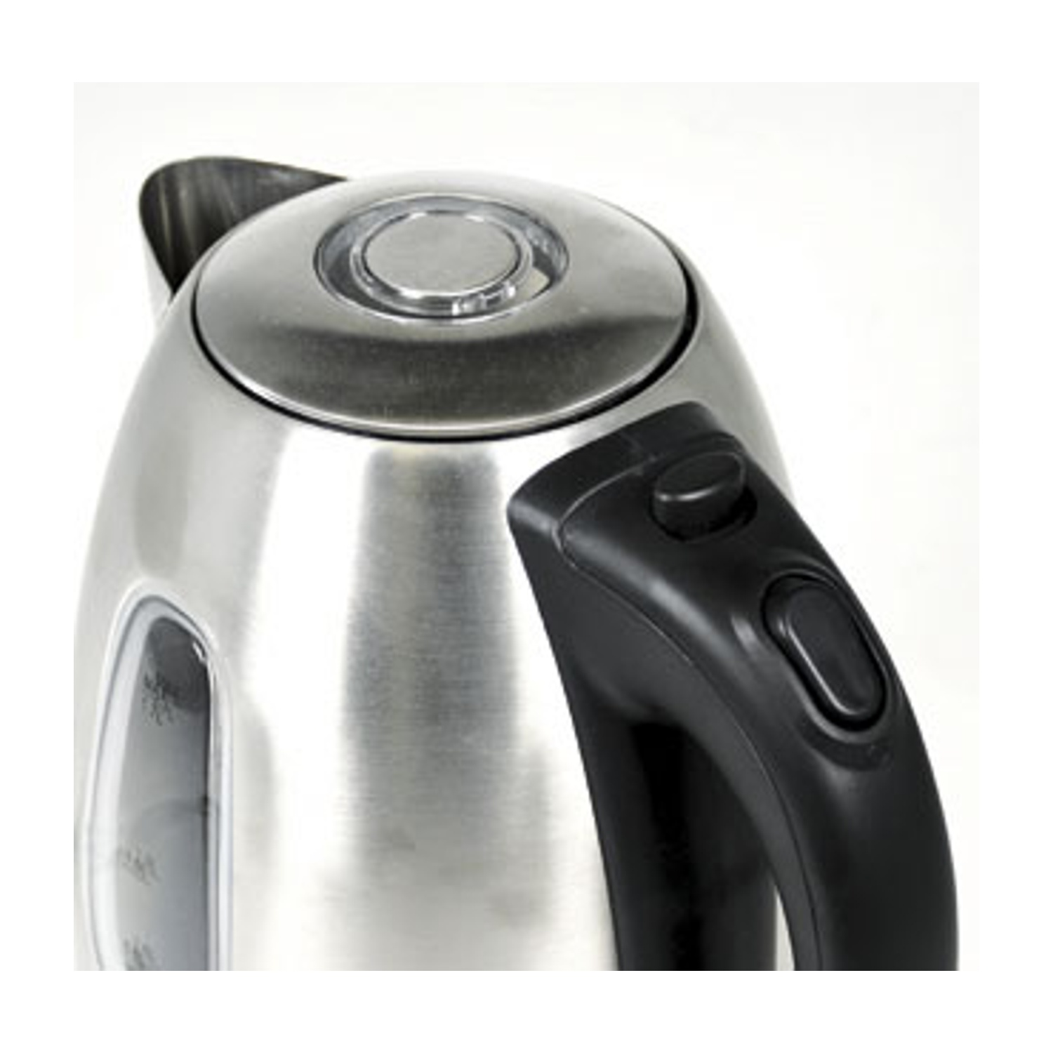 Un bollitore elettrico in acciaio inossidabile. Manico nero con pulsante. Indicatore livello acqua trasparente. Coperchio con pulsante. Sfondo bianco.