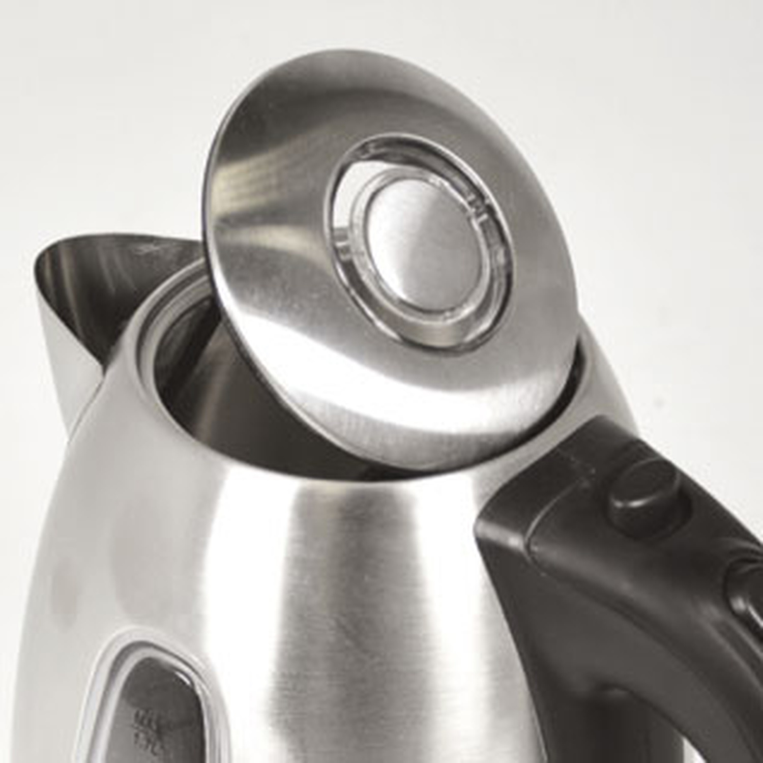 Un bollitore elettrico argentato con manico nero. Il coperchio è aperto, rivelando l'interno. È visibile un indicatore del livello dell'acqua.