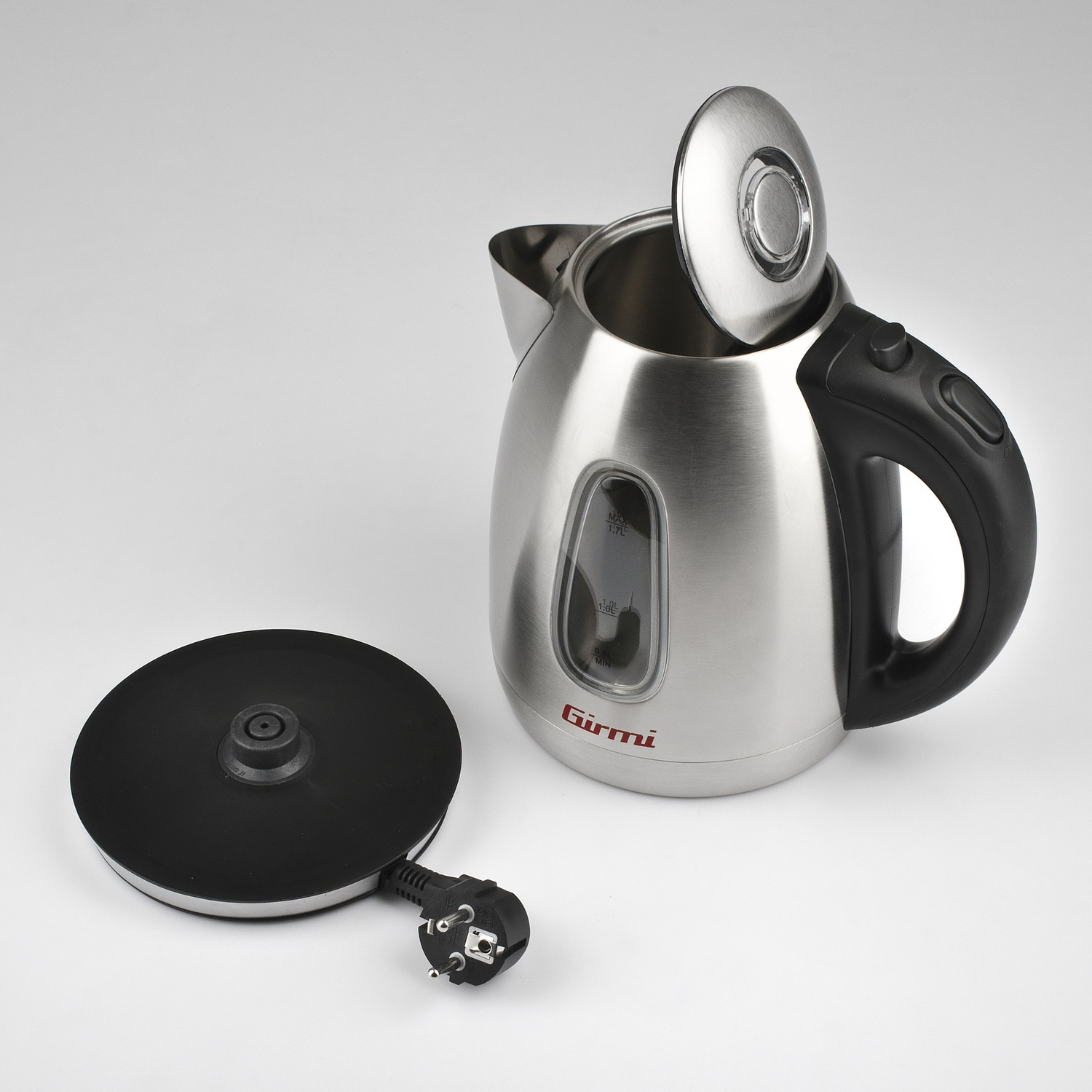 Un bollitore elettrico argentato con coperchio aperto, manico nero e base nera staccata con spina.
