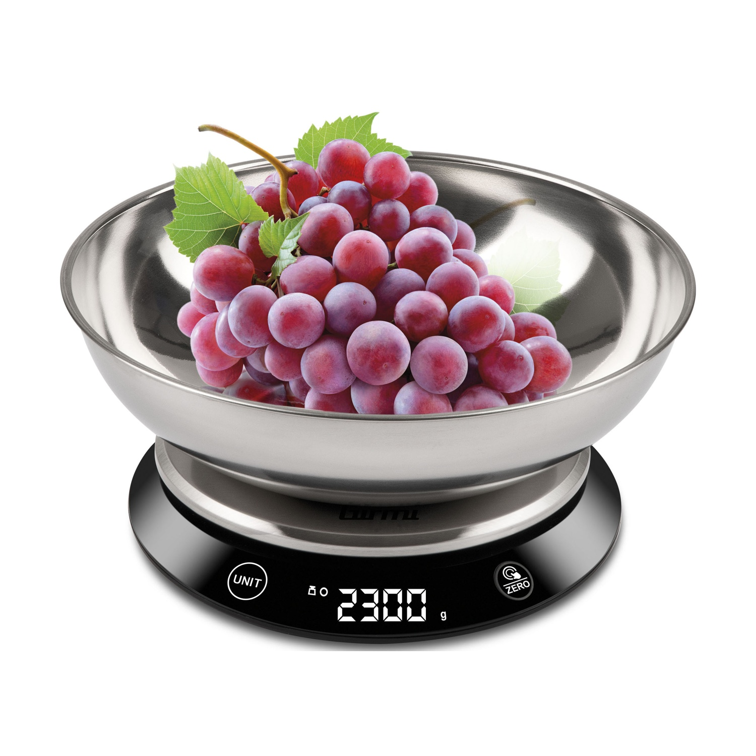 Una bilancia da cucina digitale con una ciotola di uva rossa. La bilancia mostra 2300 g. La ciotola è in acciaio inossidabile.