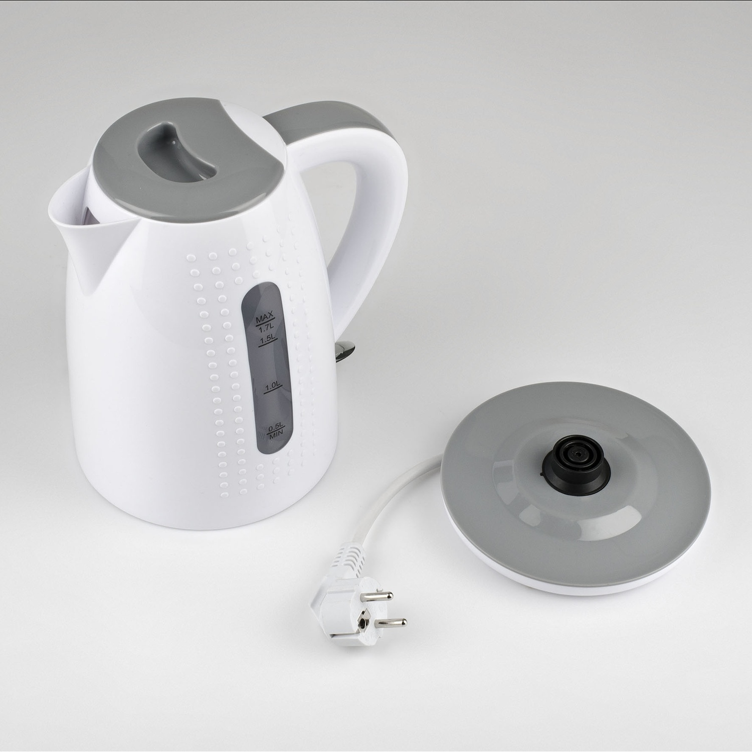 Un bollitore elettrico bianco con coperchio e manico grigi, la base è separata, con cavo di alimentazione e spina. Lo sfondo è bianco.