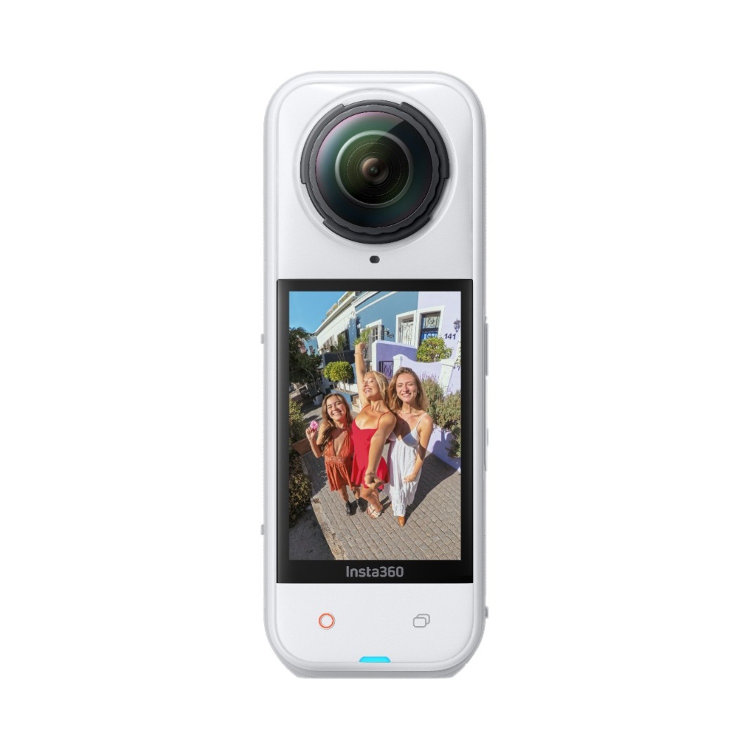 Fotocamera Insta360 bianca che mostra una foto di tre donne sorridenti. Le donne sono all'aperto di fronte a edifici colorati.