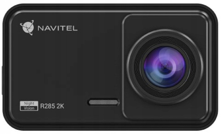 Czarna kamera samochodowa z obiektywem, logo NAVITEL i tekstem 'R285 2K'. Oznaczenie 'Night Vision'.