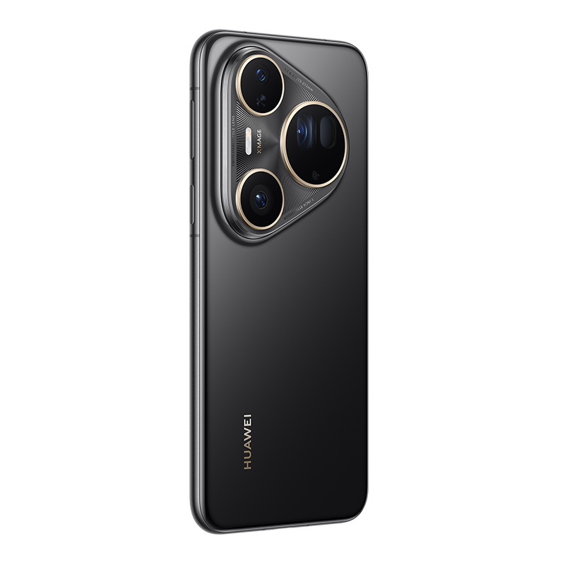 Üç kamera lensli siyah bir akıllı telefon gösteriliyor. Telefon açılı, kamera çıkıntısını ve Huawei logosunu gösteriyor.