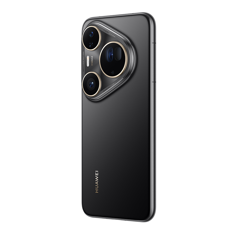 Üç kamera lensi ve HUAWEI logosu olan siyah bir akıllı telefon. Lenslerin altın bir halkası var. Arka plan beyaz.