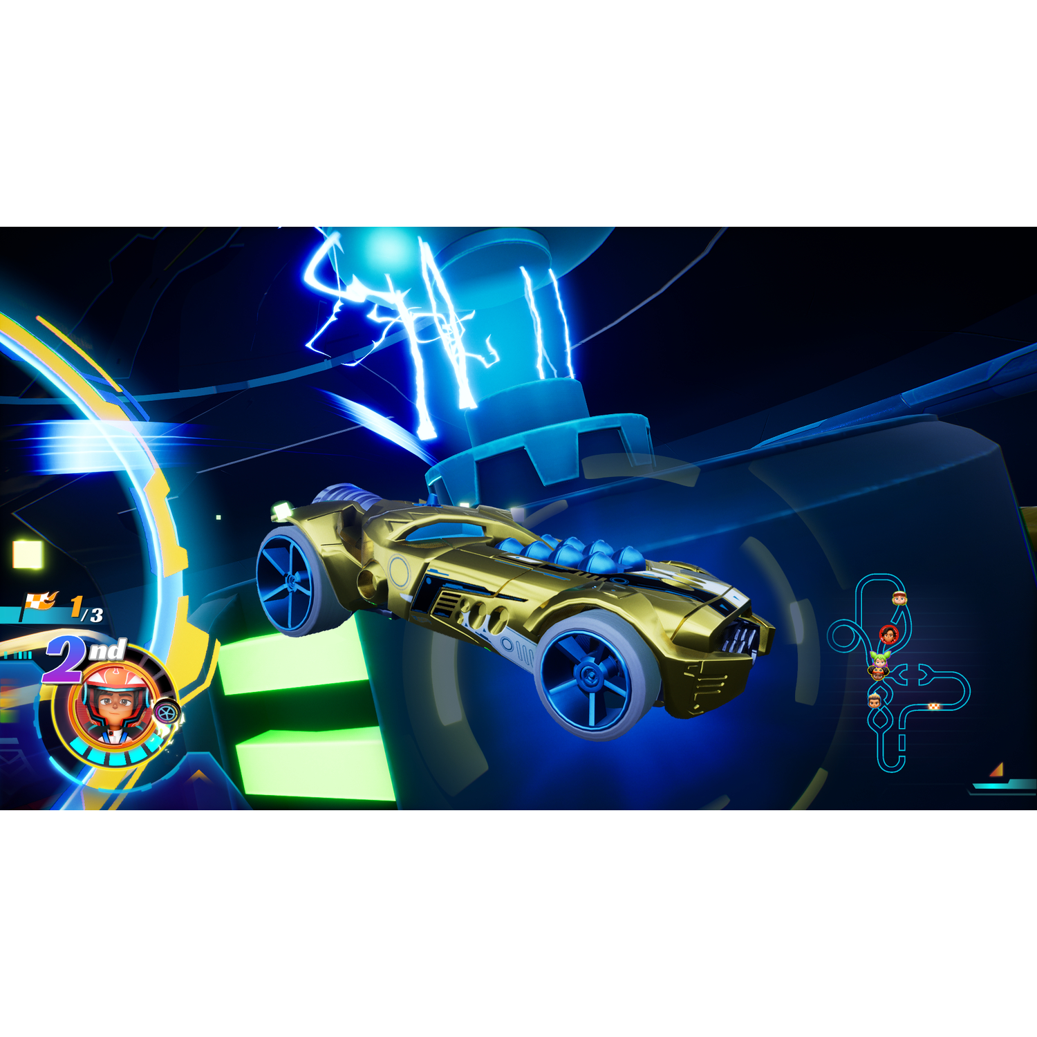 Een gouden auto racet op een neonblauwe baan. Een coureurspictogram toont de tweede plaats. Bliksem flitst rond een centrale structuur.