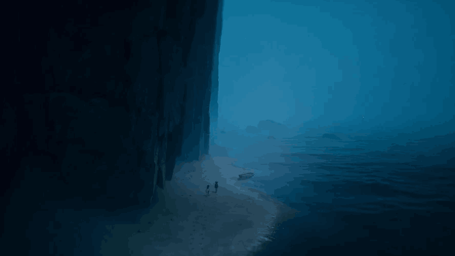 Dos figuras caminan por una playa junto a un acantilado, un bote cerca. El mar y el cielo se mezclan con un tono azul.
