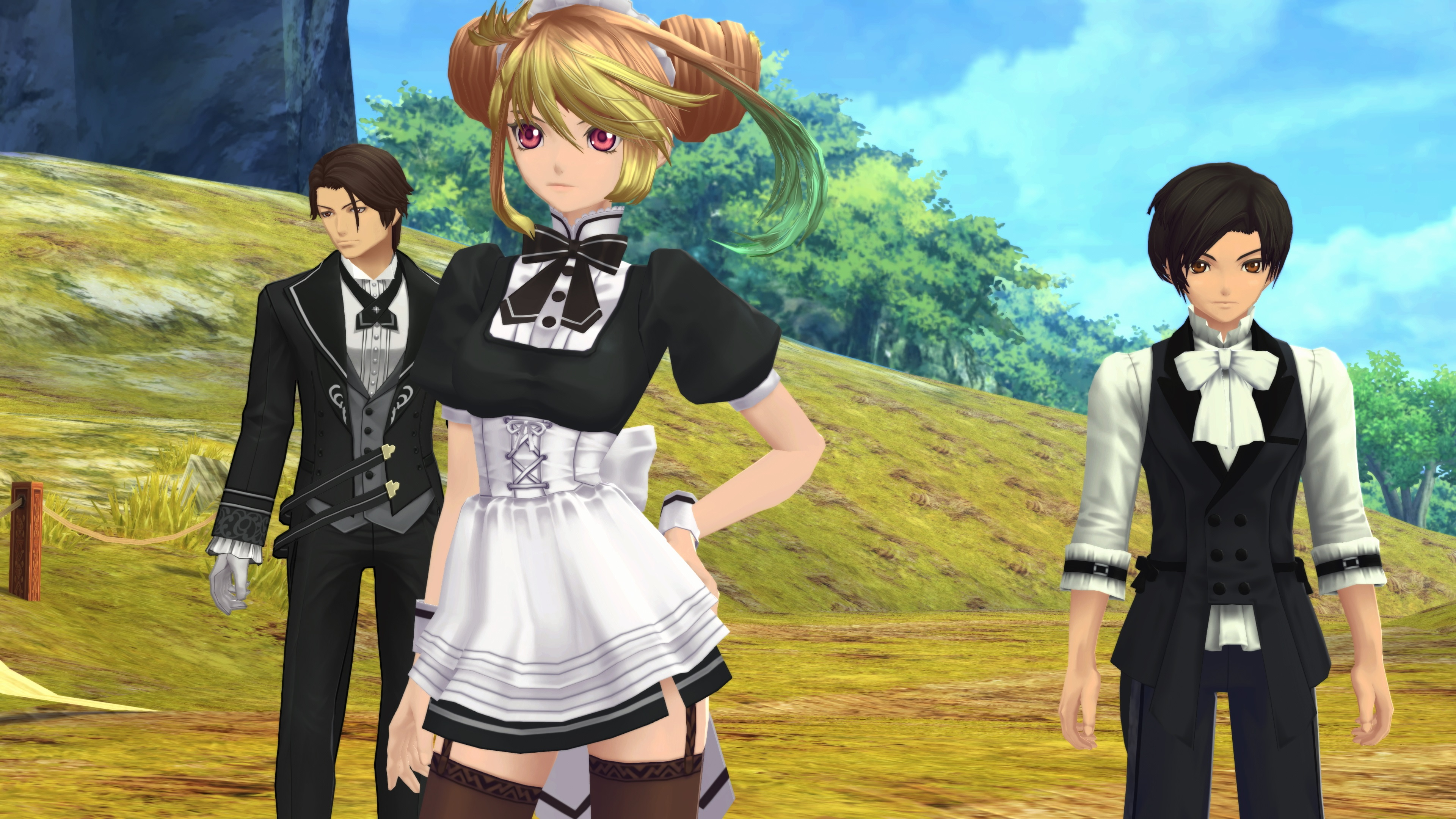 Tres personajes de anime: una sirvienta y dos hombres con trajes, están de pie en una colina cubierta de hierba. Una montaña y árboles en el fondo.