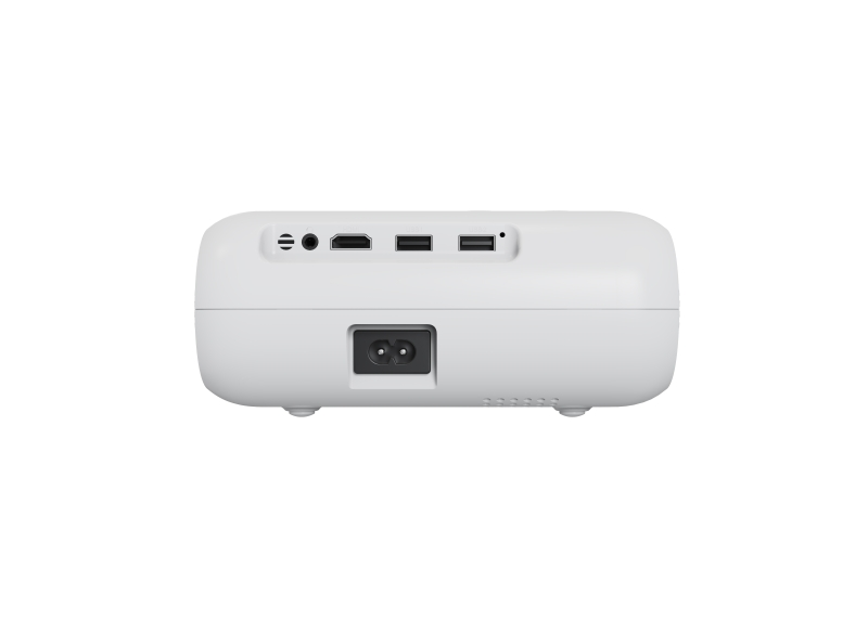 Weißer Projektor mit verschiedenen Anschlüssen und Stromeingang. Er hat Audio-, HDMI- und USB-Anschlüsse. Der Stromeingang befindet sich unten.