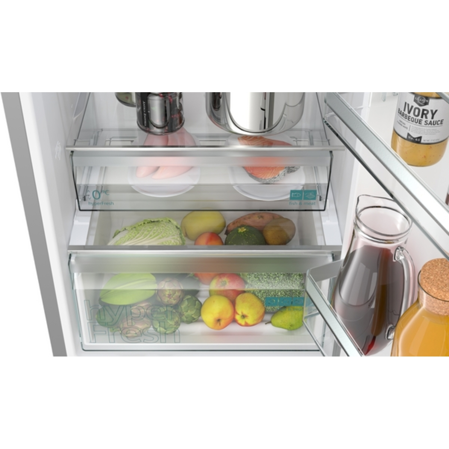 In een koelkast: voedingsmiddelen zoals vlees, vis, fruit en groenten zijn zichtbaar. Potten saus en sap staan aan de zijkant.