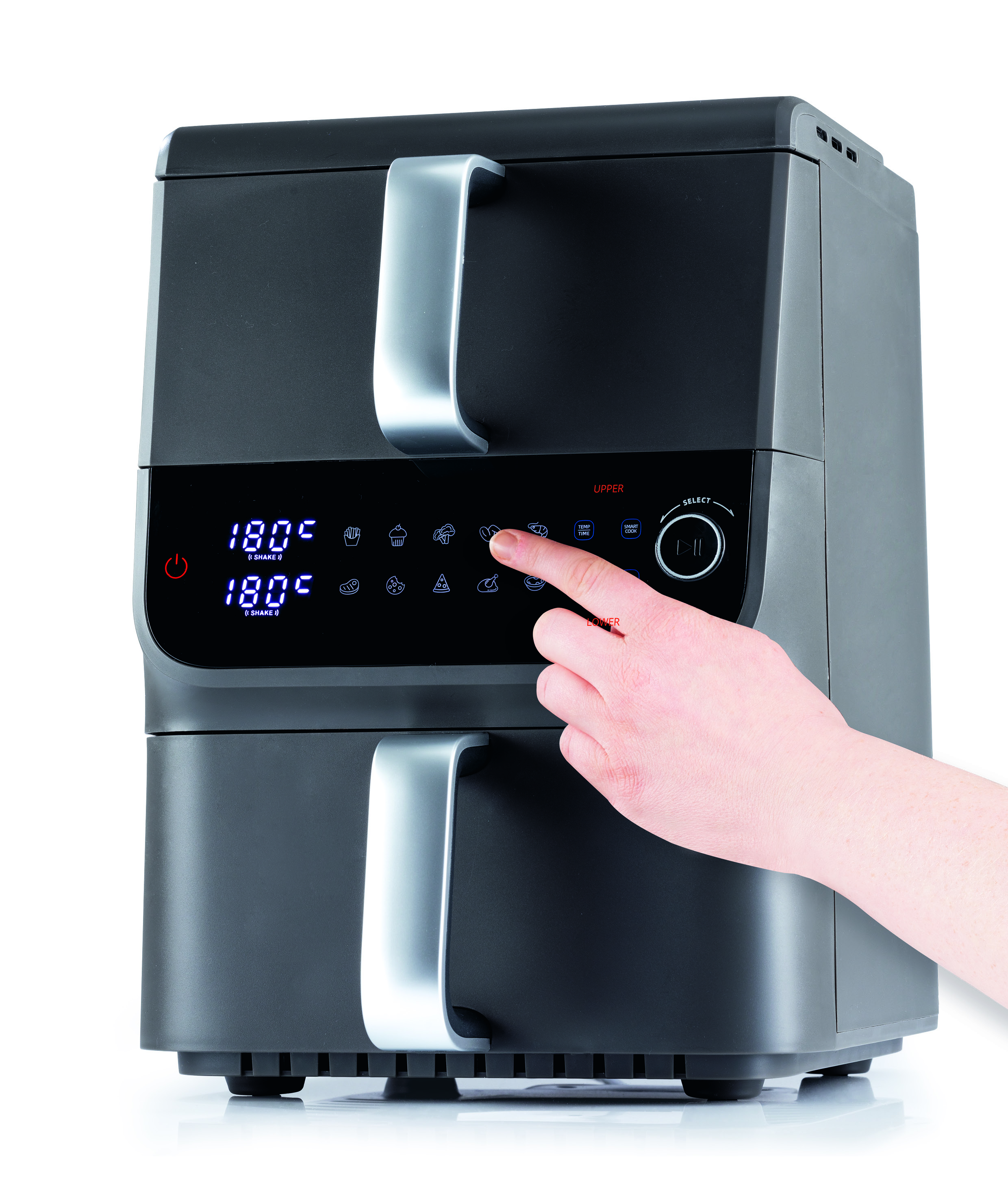 Ein schwarzer Airfryer, bei dem eine Hand eine Taste drückt. Die Anzeige zeigt 180 Grad. Der Hintergrund ist weiß.