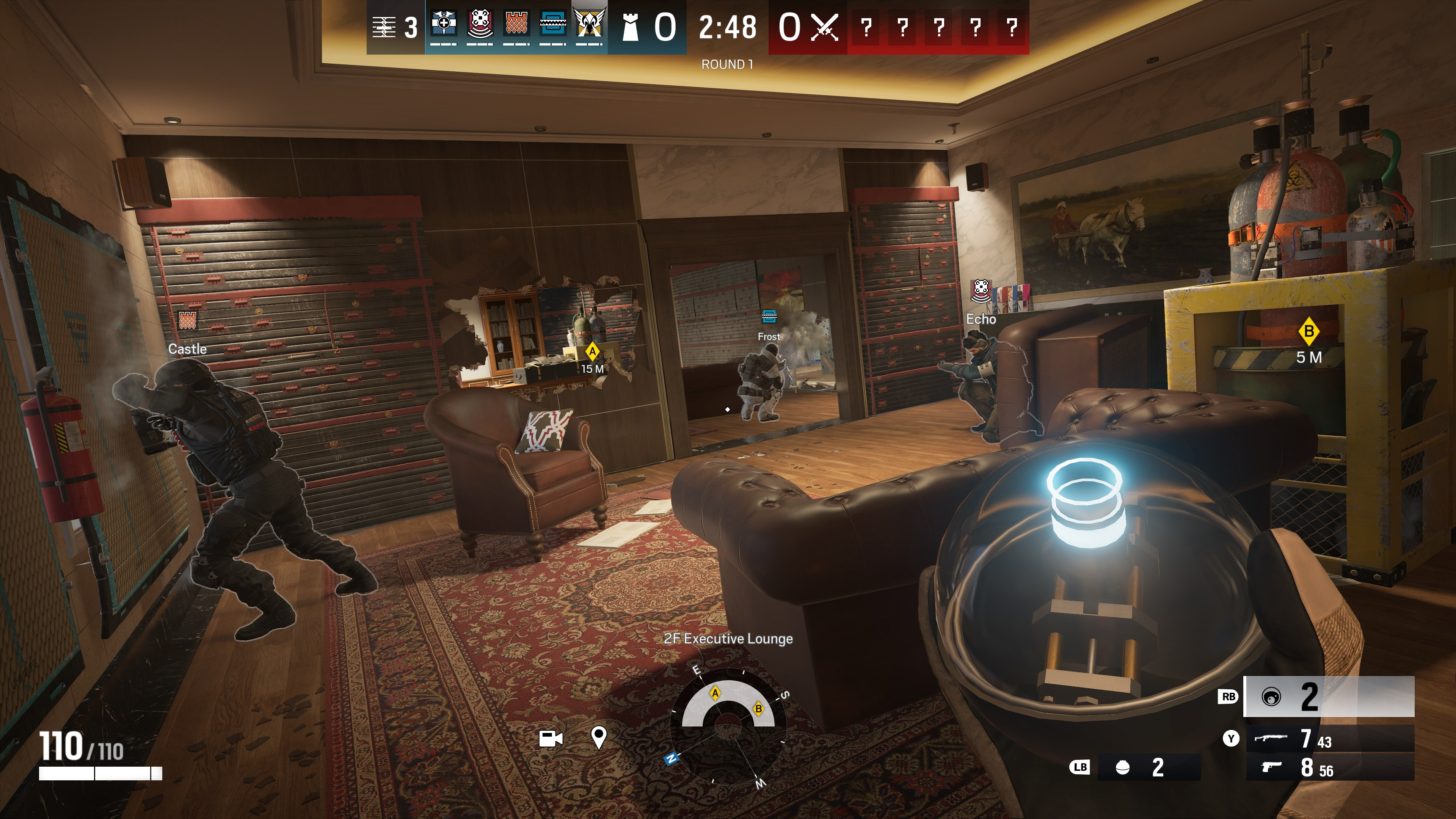 Ego-Perspektive einer Spielszene. Mehrere bewaffnete Spieler zielen in einem Raum mit Waffen. Das HUD des Spiels ist sichtbar.