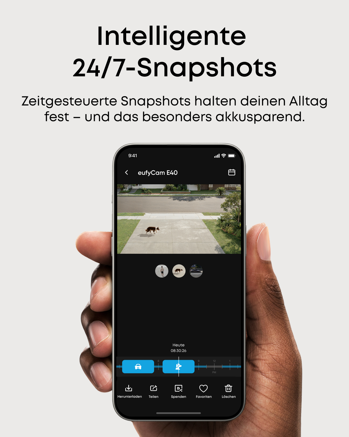 Eine Person hält ein Telefon, das eine Benutzeroberfläche der Sicherheitskamera-App anzeigt. Der obere Text lautet: 'Intelligente 24/7 Snapshots'.