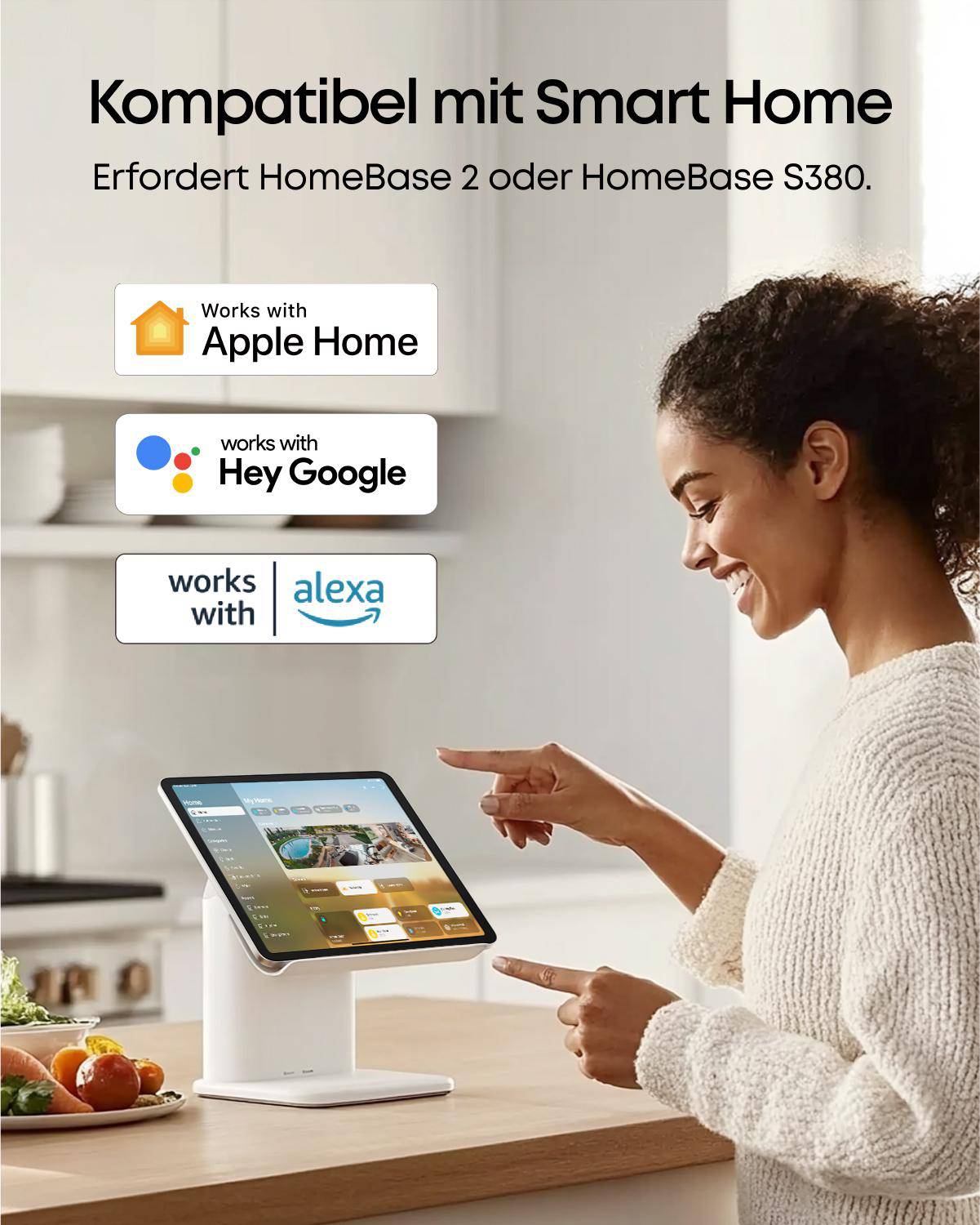 Eine Frau zeigt auf ein Tablet mit Smart-Home-Oberfläche. Das Tablet steht auf einem Ständer. Symbole für Apple, Google und Alexa sind sichtbar.