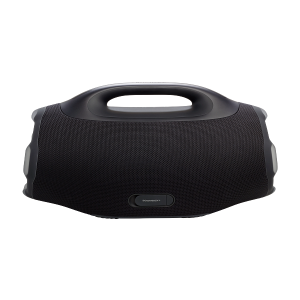 Ein schwarzer JBL Boombox 4 Lautsprecher, rechteckig mit Griff oben. Er hat eine Netzfront und eine kleine Taste mit der Aufschrift "Boombox 4".